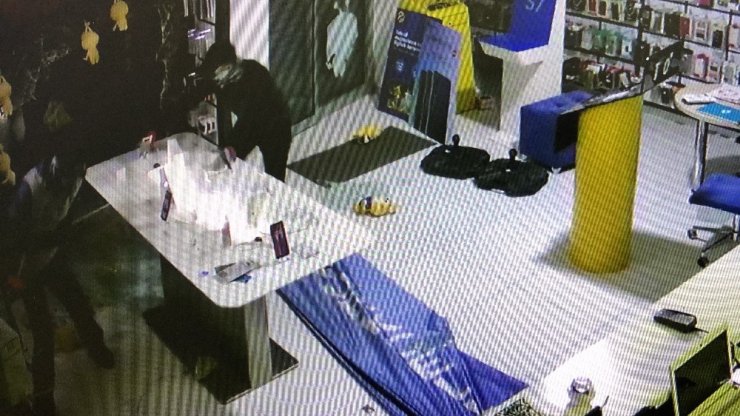 20 dakika arayla cep telefonu mağazasını soyan hırsızlar güvenlik kamerasına yakalandı