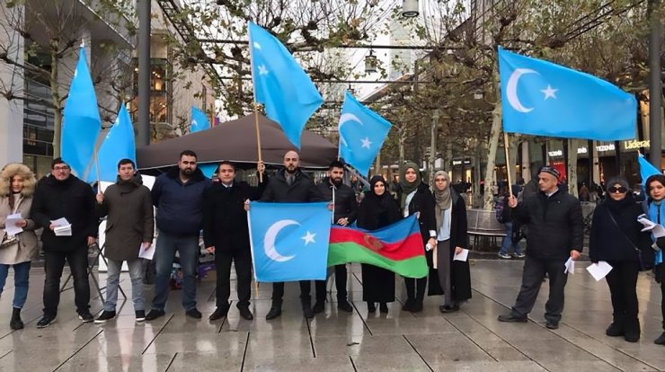 Doğu Türkistan’daki Çin zulmü Frankfurt’ta protesto edildi