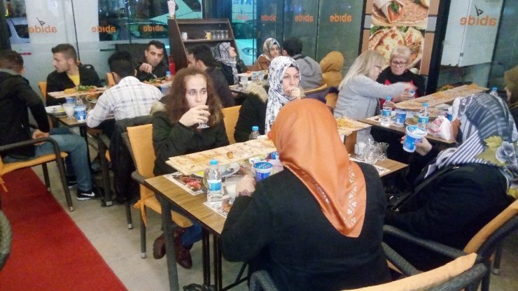 Gazi, şehit ve engelli aileleri akşam yemeğinde bir araya geldi
