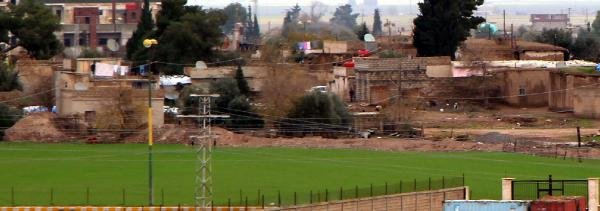 YPG, Suriye'nin Kamışlı kentinde hendek kazmaya başladı