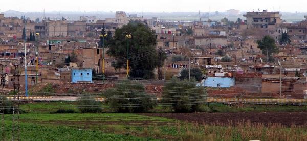 YPG, Suriye'nin Kamışlı kentinde hendek kazmaya başladı