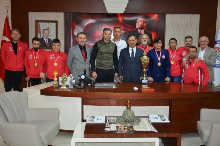 Türkiye şampiyonları kupayı Başkan Uysal’a getirdi