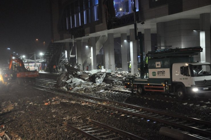 Tren kazasındaki vagonların enkazı kaldırıldı