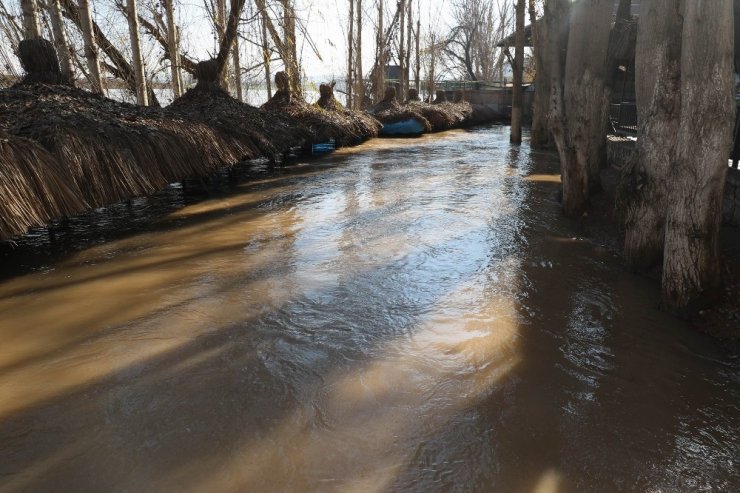 Kırılan baraj kapağının yükselttiği sular çekildi, zarar ortaya çıktı