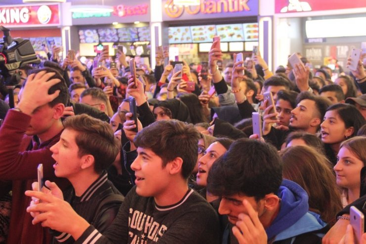 Tuğçe Kandemir Samsun’da hayranlarıyla buluştu