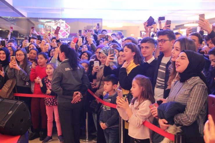 Tuğçe Kandemir Samsun’da hayranlarıyla buluştu