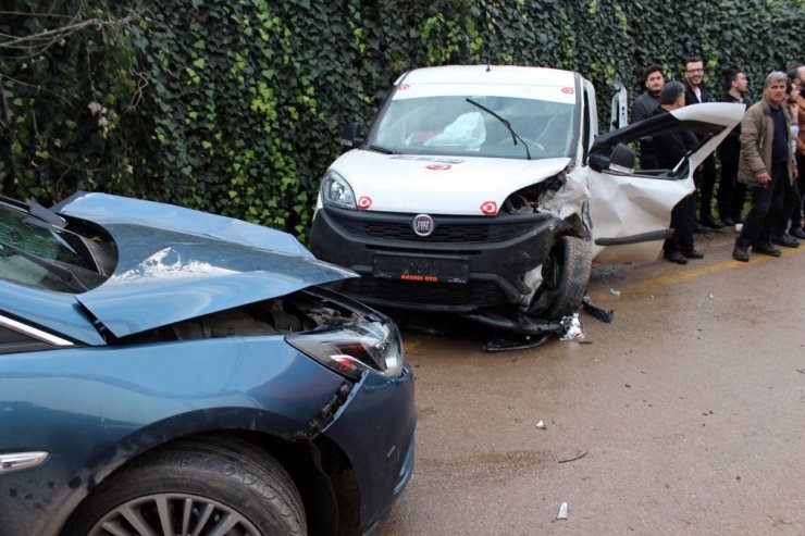 Otomobil hafif ticari araçla kafa kafaya çarpıştı: 6 yaralı