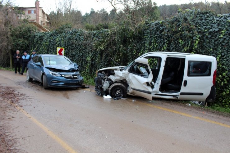 Otomobil hafif ticari araçla kafa kafaya çarpıştı: 6 yaralı