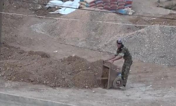 PKK/YPG'li teröristler Rasulayn'da hendek kazıyor