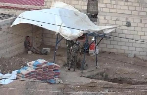 PKK/YPG'li teröristler Rasulayn'da hendek kazıyor