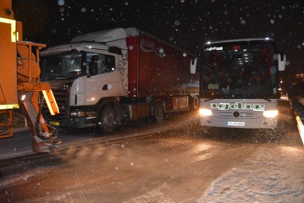 Sivas'ta etkili olan 'kar' nedeniyle araçlar yolda kaldı