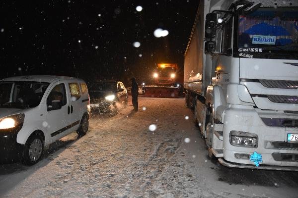 Sivas'ta etkili olan 'kar' nedeniyle araçlar yolda kaldı