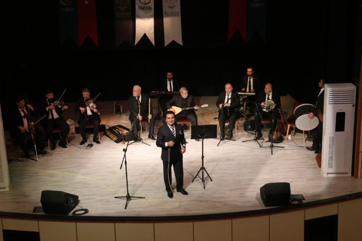 Türk halk müziği sanatçısı Selahattin Alpay Hizan’da Konser verdi
