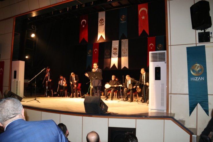 Türk halk müziği sanatçısı Selahattin Alpay Hizan’da Konser verdi