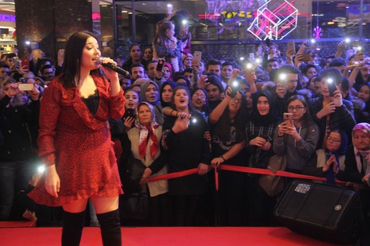 Tuğçe Kandemir Samsun’da hayranlarıyla buluştu