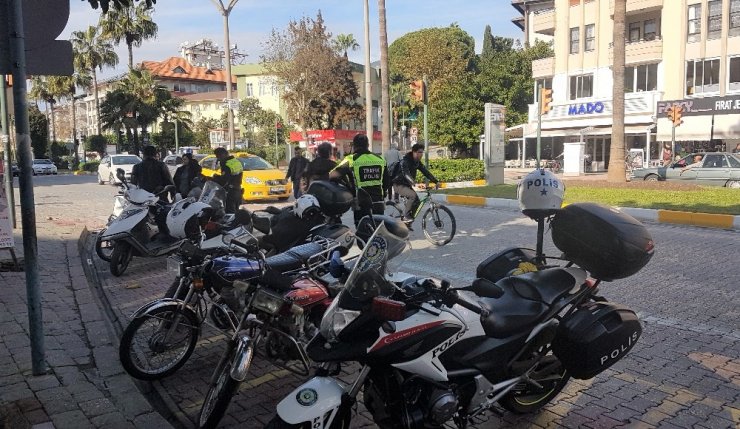 Alanya’da polisten motosikletlilere yönelik denetim