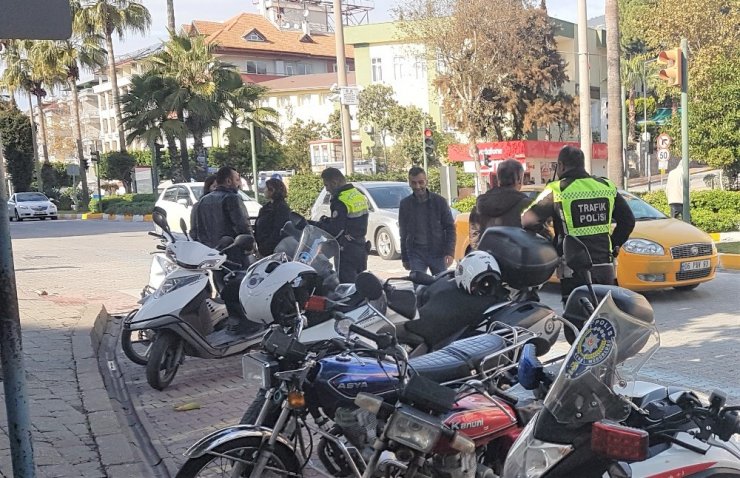 Alanya’da polisten motosikletlilere yönelik denetim