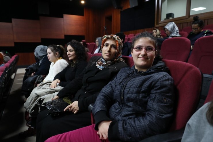 Engelli gençler aileleriyle ilk defa sinema izledi