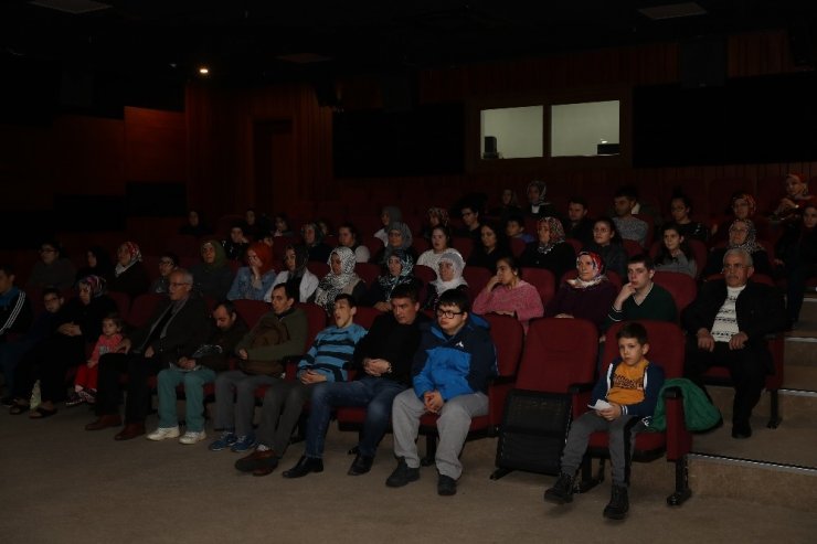 Engelli gençler aileleriyle ilk defa sinema izledi