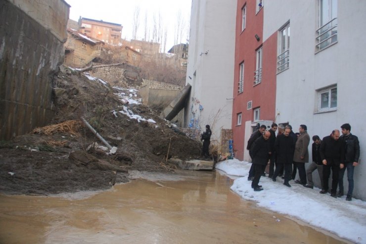 Başkan Vekili Epcim, istinat duvarı devrilen okulun çevresinde incelemelerde bulundu
