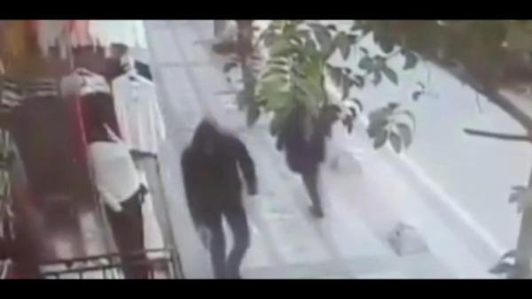Kağıthane'de kaldırımda yürüyen kişiye silahlı saldırı kamerada