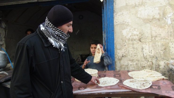 Suriyeliler tandır ekmeği geleneğini Türkiye’de devam ettiriyor