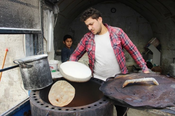 Suriyeliler tandır ekmeği geleneğini Türkiye’de devam ettiriyor