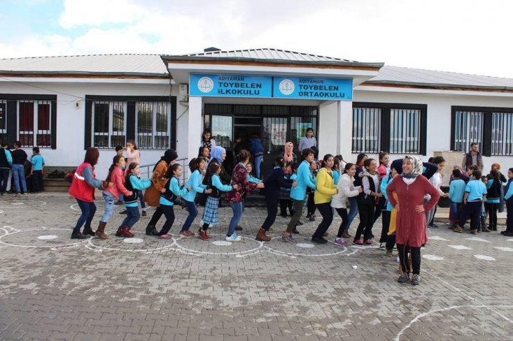 Köy okullarındaki öğrenciler gönüllü gençlerle eğleniyor