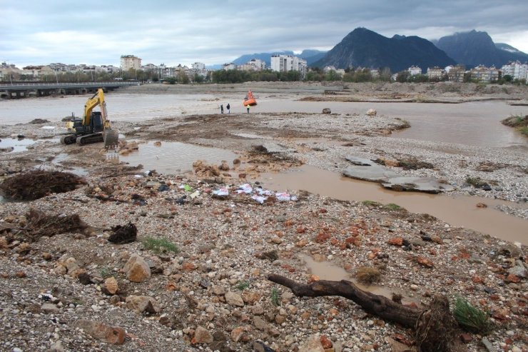 Antalya Boğaçay’da iş makinesi suya gömüldü