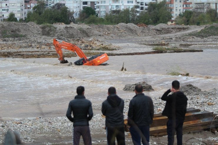 Antalya Boğaçay’da iş makinesi suya gömüldü