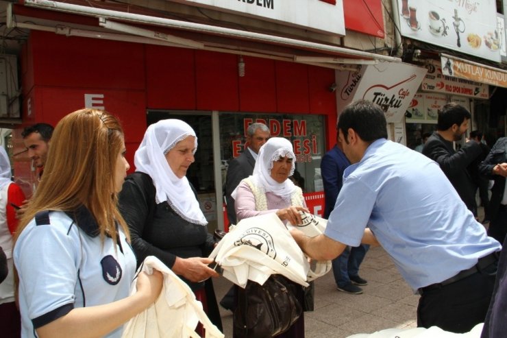Bismil’de vatandaşlara bez çanta dağıtıldı