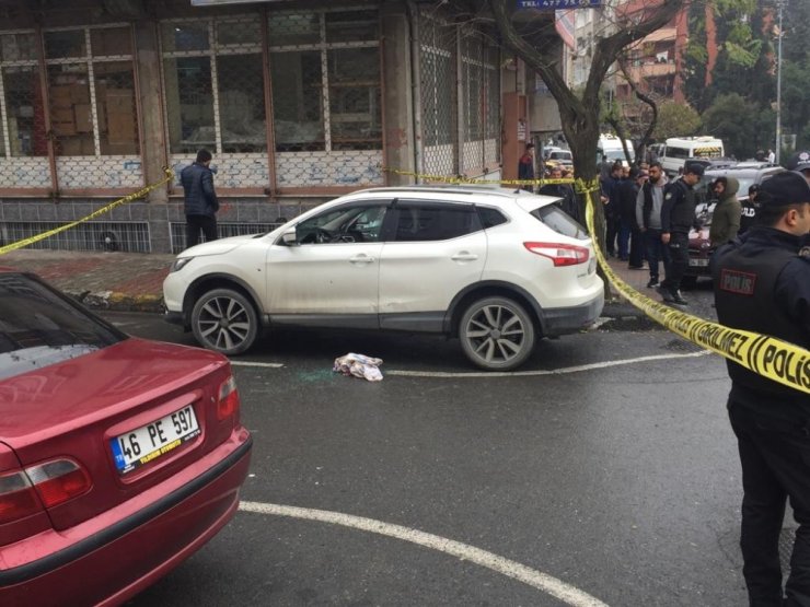 Gaziosmanpaşa’da lüks araca silahlı saldırı: 1 yaralı