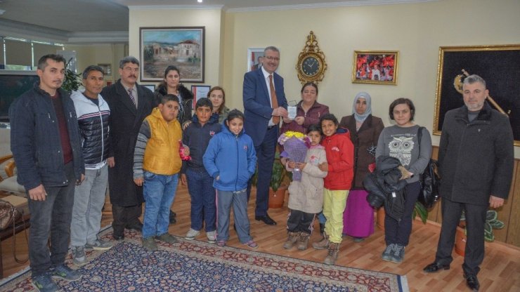 Başkan Özkan öğrencileri ağırladı