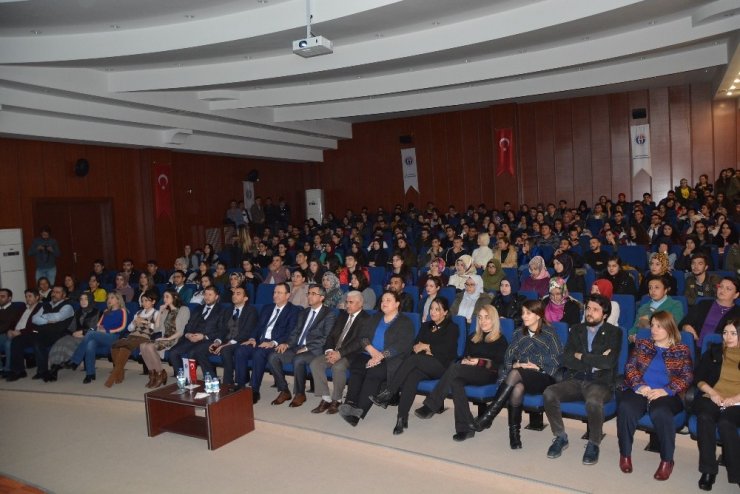 Topçuoğlu, üniversite öğrencilerine tecrübelerini anlattı