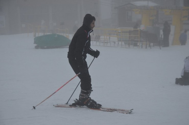 Uludağ’da kayak pistleri sis sebebiyle boş kaldı