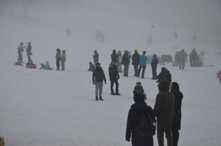 Uludağ’da kayak pistleri sis sebebiyle boş kaldı