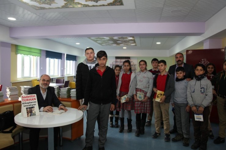 Yazar Sadettin Turhan, Ahlatlı öğrencilerle bir araya geldi