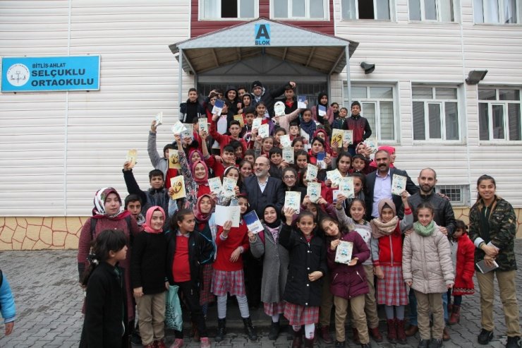 Yazar Sadettin Turhan, Ahlatlı öğrencilerle bir araya geldi