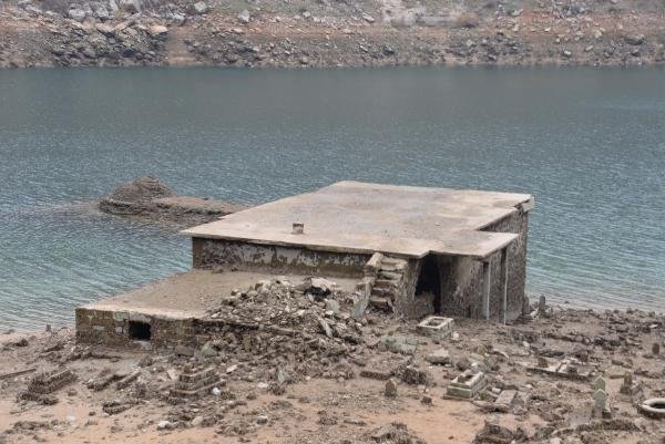 Barajdaki suyun tahliyesiyle tarihi yapılar gün yüzüne çıktı