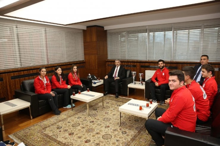 Şampiyon okçular Başkan Mustafa Çelik’i ziyaret etti