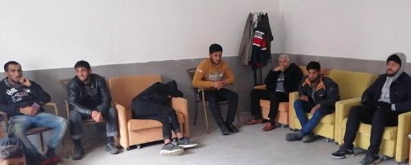 Manavgat'ta 2 minibüste 24 Suriyeli yakalandı