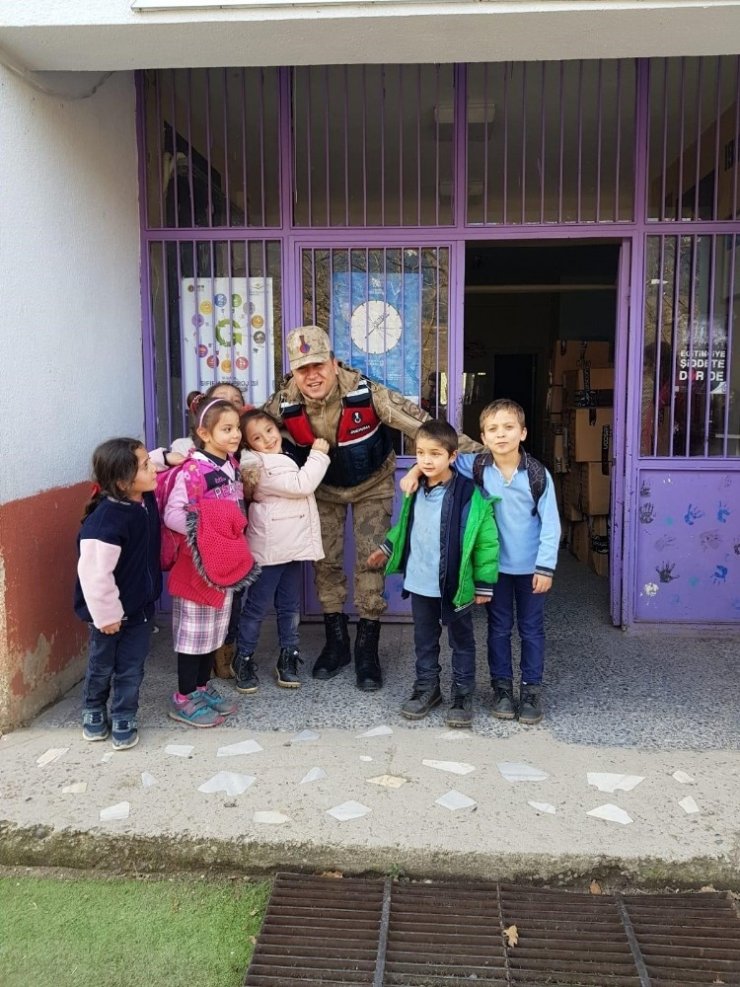 Jandarma ile öğrenciler güvende