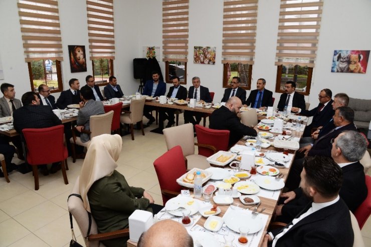 Başkan Çetin belediye başkan aday adaylarını kahvaltıda ağırladı