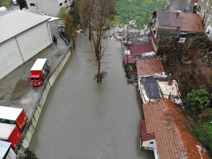 Sarıyer’de dere taştı, sular altında kalan mahalle havadan görüntülendi