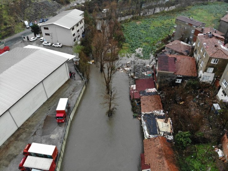 Sarıyer’de dere taştı, sular altında kalan mahalle havadan görüntülendi
