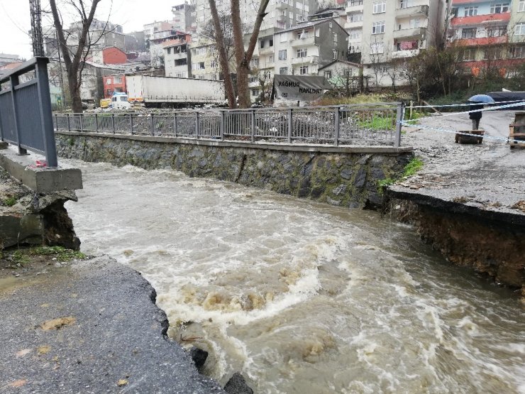 Sarıyer’de belediye köprüyü yıkınca onlarca araç otoparkta mahsur kaldı