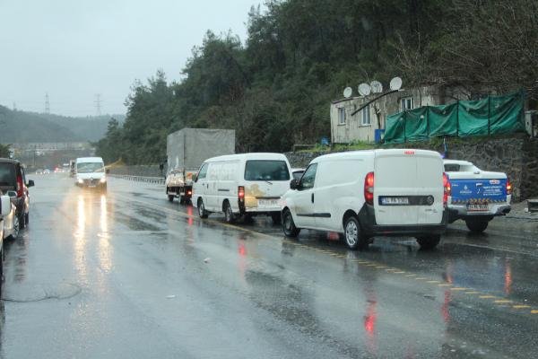 Su baskını nedeniyle yol trafiğe kapandı