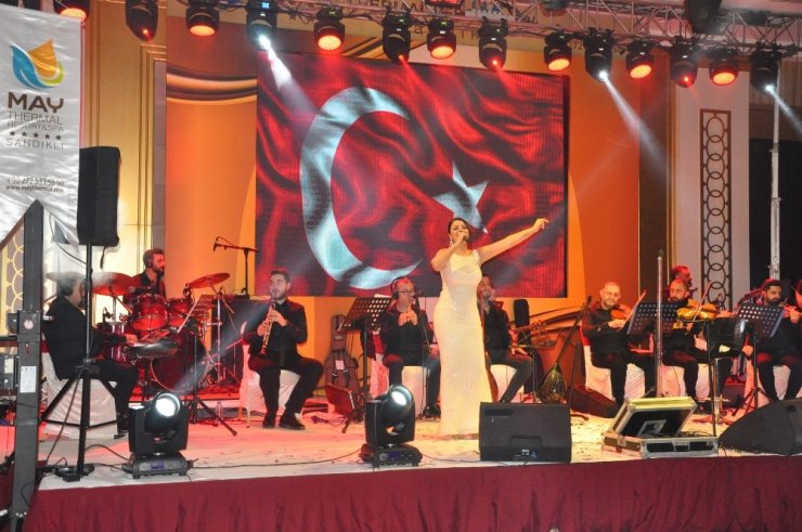 Sandıklı 2019’a ünlü sanatçı Zara ile girdi