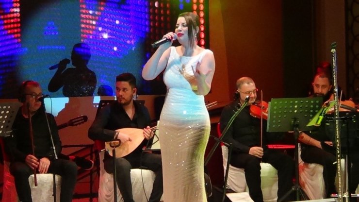 Sandıklı 2019’a ünlü sanatçı Zara ile girdi