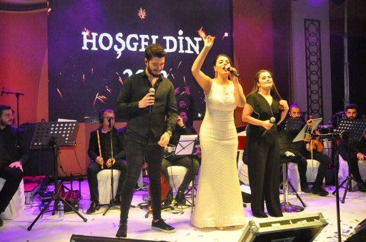 Sandıklı 2019’a ünlü sanatçı Zara ile girdi